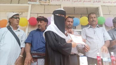 مدرسة "أمقيصرة" بسرار تكرّم طلابها الأوائل ومعلميها في حفل تربوي مميز يؤكد ريادتها في التعليم النظامي بيافع