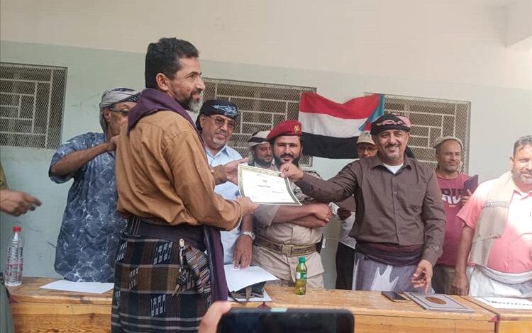 مدرسة الشهيد محمد عبد عبدالله بيافع سرار تكرّم طلابها الأوائل ومعلميها المميزين للعام الدراسي الماضي