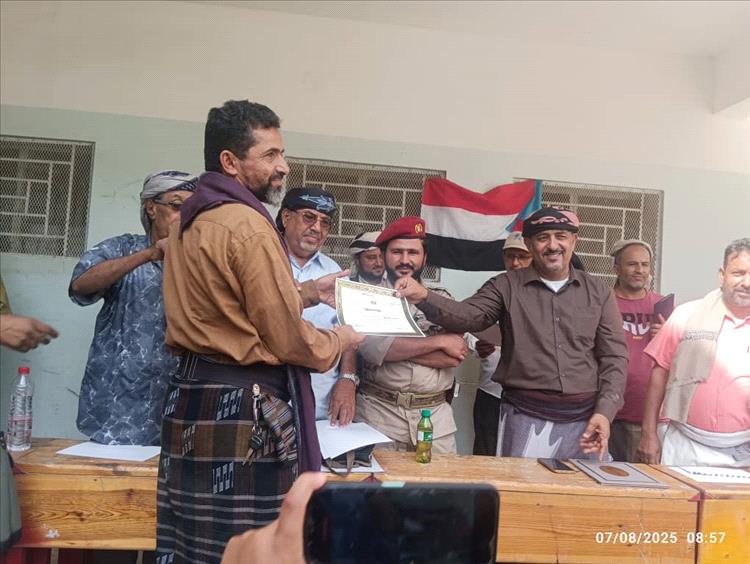 مدرسة الشهيد محمد عبد عبدالله بيافع سرار تكرّم طلابها الأوائل ومعلميها المميزين للعام الدراسي الماضي