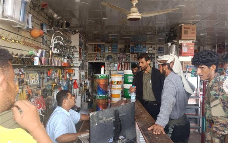 مدير أمن خنفر يشرف على تركيب الكاميرات ومراقبة الأسعار بالمدينة
