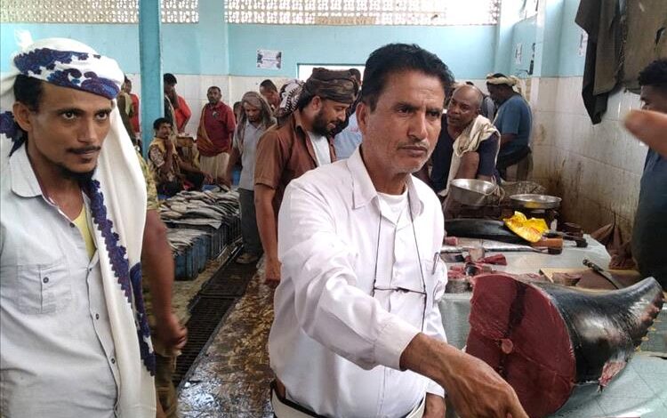 مدير المصائد بأبين يتفقد سوق زنجبار ويؤكد: وفرة الباغة ساهمت في كسر احتكار الأسعار