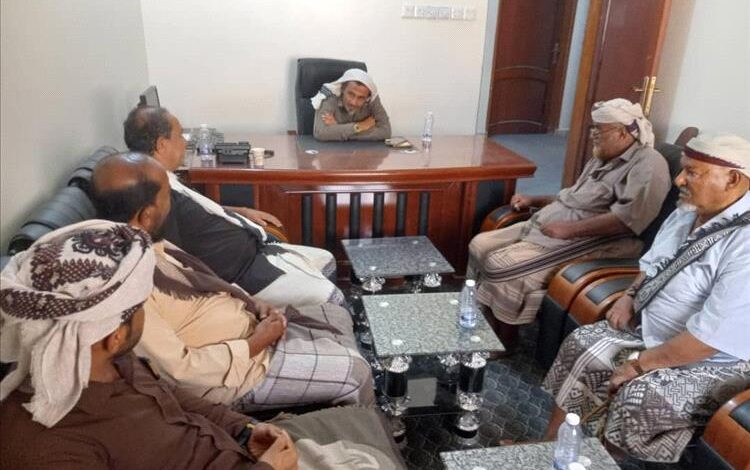 مدير عام أوقاف شبوة يلتقي أهالي حي (611) بعتق للحفاظ على دور العبادة والمرافق الدينية