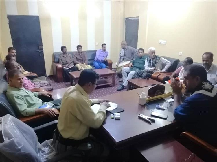 مدير عام خنفر “اليوسفي” يلتقي بمدراء المدارس الأهلية بخنفر