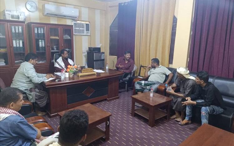 مدير عام خنفر ومدير عام الصناعة والتجارة بأبين يلتقيان بملاك محطات المياه بخنفر زنجبار