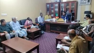 مدير عام خنفر ومدير عام الموارد المالية بأبين يعقدان اجتماعاً بالإدارات الإيرادية