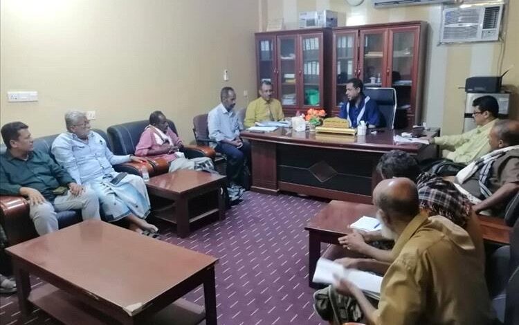 مدير عام خنفر ومدير عام الموارد المالية بأبين يعقدان اجتماعاً بالإدارات الإيرادية