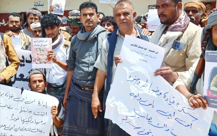 مشائخ وقيادات عسكرية واجتماعية من أبناء المحفد ينظمون وقفة تضامنية مع العميد أبو مشعل الكازمي