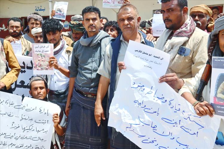 مشائخ وقيادات عسكرية واجتماعية من أبناء المحفد ينظمون وقفة تضامنية مع العميد أبو مشعل الكازمي