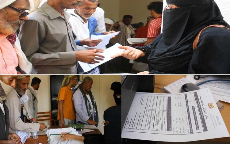 مكتب الخدمة المدنية بأبين يطلق إجراءات تصحيحية لصرف مرتبات العائدين من المبعدين والمنقطعين عن وظائفهم