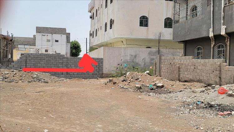 مواطنون في تبن يطالبون الأشغال بلحج بوقف التعدي على طريق عام وتحقيق عاجل في إغلاقه