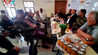نائب وزير الصناعة يناقش في اجتماع موسّع بمديرية المفلحي التحديات الاقتصادية وتعزيز الرقابة والتنسيق الأمني