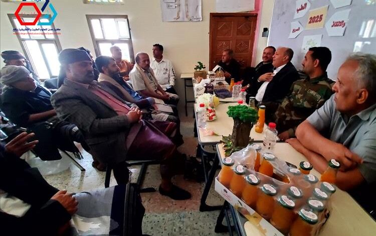 نائب وزير الصناعة يناقش في اجتماع موسّع بمديرية المفلحي التحديات الاقتصادية وتعزيز الرقابة والتنسيق الأمني