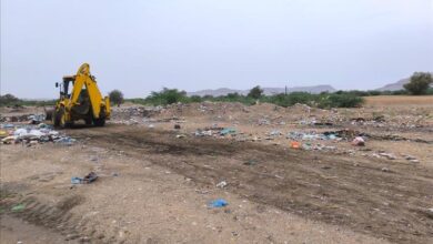 وحدة النظافة والتحسين بمديرية القطن تنفذ حملة واسعه لإزالة المخلفات والعوائق الصلبة بالخط السريع