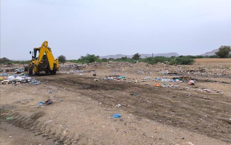 وحدة النظافة والتحسين بمديرية القطن تنفذ حملة واسعه لإزالة المخلفات والعوائق الصلبة بالخط السريع