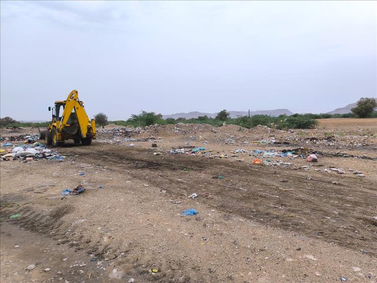 وحدة النظافة والتحسين بمديرية القطن تنفذ حملة واسعه لإزالة المخلفات والعوائق الصلبة بالخط السريع