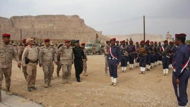 وزير الدفاع يناقش مع محافظ حضرموت الاوضاع الامنية و يتفقد جاهزية المنطقة العسكرية الأولى
