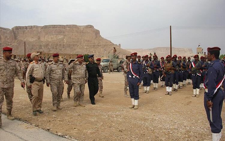 وزير الدفاع يناقش مع محافظ حضرموت الاوضاع الامنية و يتفقد جاهزية المنطقة العسكرية الأولى