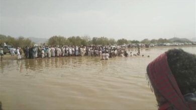 وفاة طبيب ونجله غرقًا جراء سيول الأمطار في شبوة