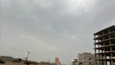 أجواء غائمة تنذر بهطول أمطار في عدن صباح الاثنين