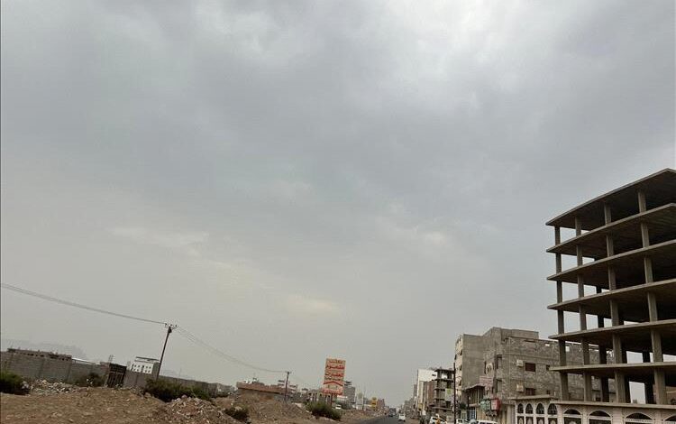 أجواء غائمة تنذر بهطول أمطار في عدن صباح الاثنين