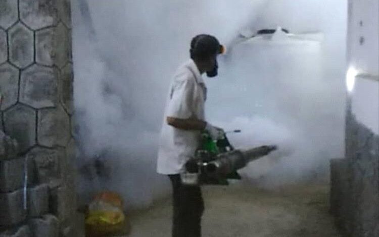 استمرار حملة الرش الضبابي في التواهي للقضاء على نواقل الأمراض