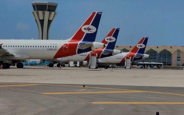 الأجهزة الأمنية بمطار عدن تُلقي القبض على مسافر متهم بتزوير بيانات شخصية