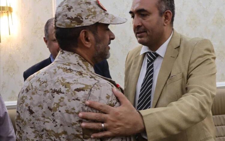 الجنيدي يناقش مع بن عزيز تداعيات الهجرة غير الشرعية إلى أبين ويدعو لتوحيد القوات العسكرية في الجنوب