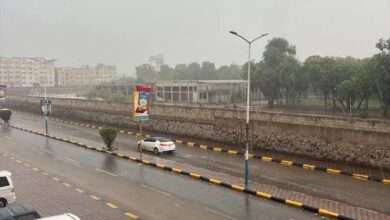 الدفاع المدني يدعو أهالي عدن لالتزام منازلهم والابتعاد عن أعمدة الإنارة
