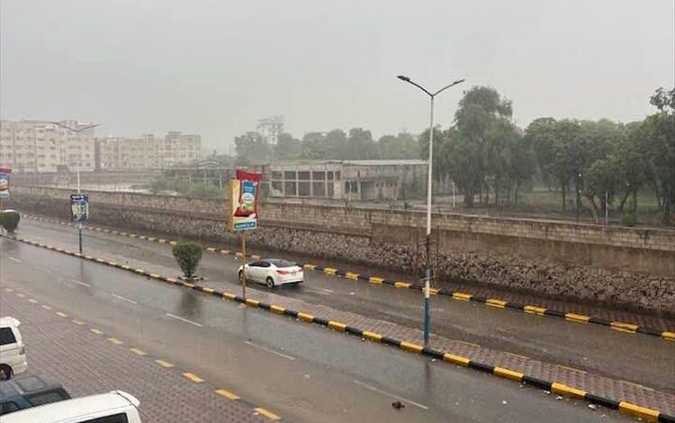 الدفاع المدني يدعو أهالي عدن لالتزام منازلهم والابتعاد عن أعمدة الإنارة