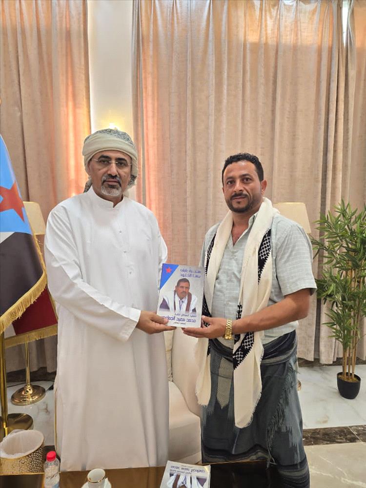 الزُبيدي يلتقي الشيخ علي محمد سعيد الجماعي في عدن