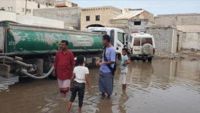 السلطة المحلية في مديرية المنصورة تتخذ إجراءات سريعة لتصريف مياه الأمطار في حي حاشد