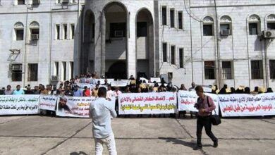 القضاة وموظفو العدل في عدن ينفذون وقفة احتجاجية للمطالبة بحقوقهم وإنهاء "سياسة القمع والتهميش"