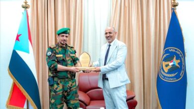اللواء عيدروس يكرم قائد حزام لحج