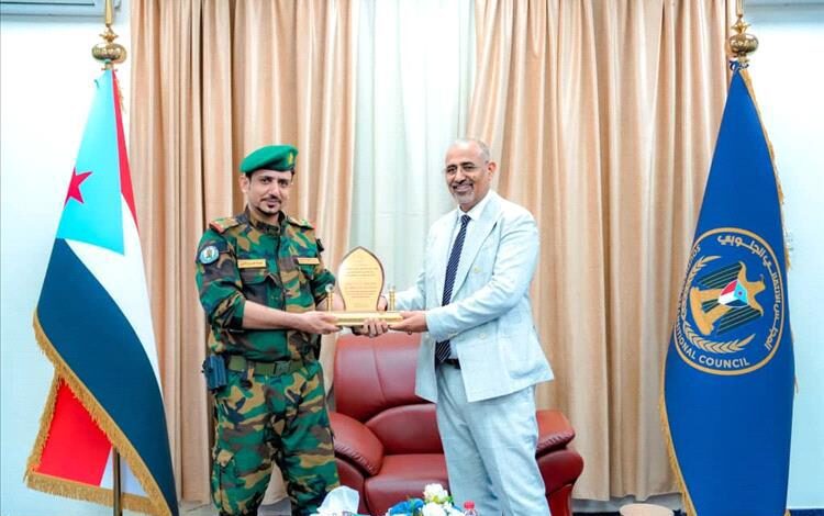 اللواء عيدروس يكرم قائد حزام لحج