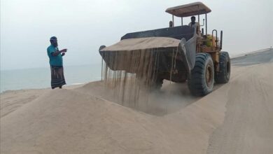 المؤسسة العامة للطرق والجسور تنفذ أعمال صيانة طارئة لتأمين الطرق المتأثرة بموسم الرياح في عدن ولحج