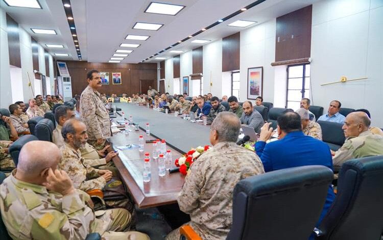 الوزير السقطري يحاضر في الأكاديمية العسكرية العليا حول استراتيجية الزراعة والأسماك