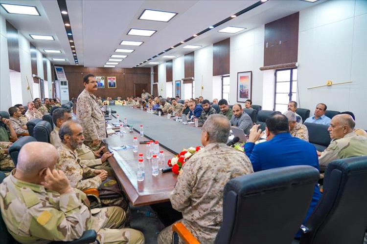 الوزير السقطري يحاضر في الأكاديمية العسكرية العليا حول استراتيجية الزراعة والأسماك
