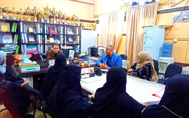 الوكيلان الشوذبي ومبجر يتفقدان عملية حضور المعلمين بثانوية باكثير