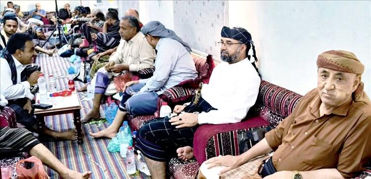 بعد طول غياب.. مجلس تنسيق أبناء يافع - عدن يحتفي باللواء الركن طيار قاسم عبدالرب العفيف