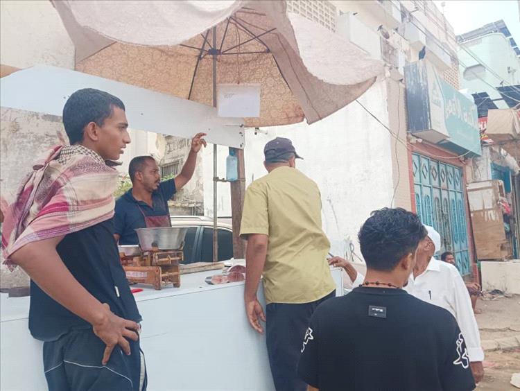 حملة رقابية على مفارش الأسماك والخضار والبقالات بخور مكسر تسفر عن ضبط خمس مخالفات