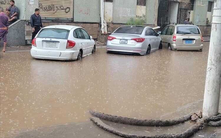 شوارع التواهي تغرق بمياه الأمطار وسط مخاوف من سيول جارفة