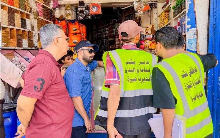 صناعة صيرة تضبط 8 محلات تجارية مخالفة ضمن حملة لضبط الأسعار بعدن