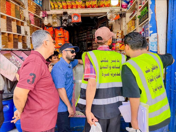 صناعة صيرة تضبط 8 محلات تجارية مخالفة ضمن حملة لضبط الأسعار بعدن