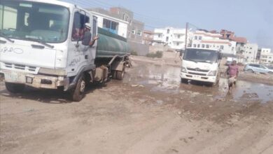 صندوق النظافة عدن يواصل حملة شفط مياه الأمطار