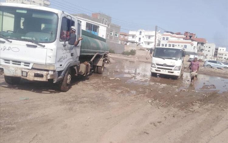 صندوق النظافة عدن يواصل حملة شفط مياه الأمطار