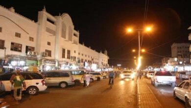 عدن.. أهالي العريش والممدارة يشكون عدم التزام المحلات التجارية بالمنطقتين بالتسعيرات الجديدة