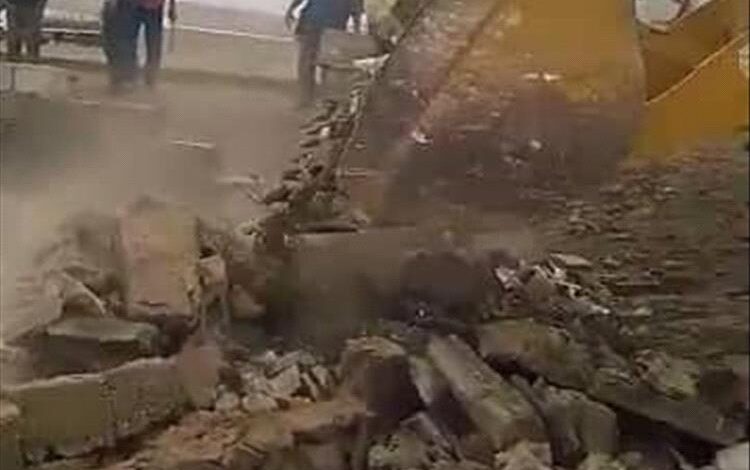 عوائق خورمكسر تزيل استحداثاث عشوائية لفتح طريق عام بمنطقة العريش