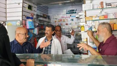 فرق التفتيش والرقابة الصحية بعدن تنفذ حملات رقابية لضبط اسعار الأدوية في جميع المديريات