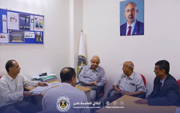 فريق التوجيه والرقابة الرئاسي بالمجلس الانتقالي يزور انتقالي عدن ويبحث سبل تعزيز الأداء الإداري والخدمي
