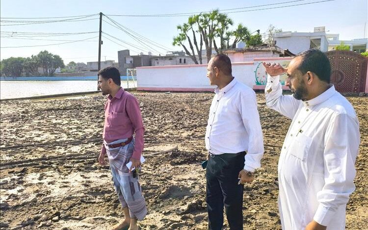 فريق من مجموعة القطيبي يطلع على أضرار السيول في الحسوة ويعلن استعداده لشفط المياه